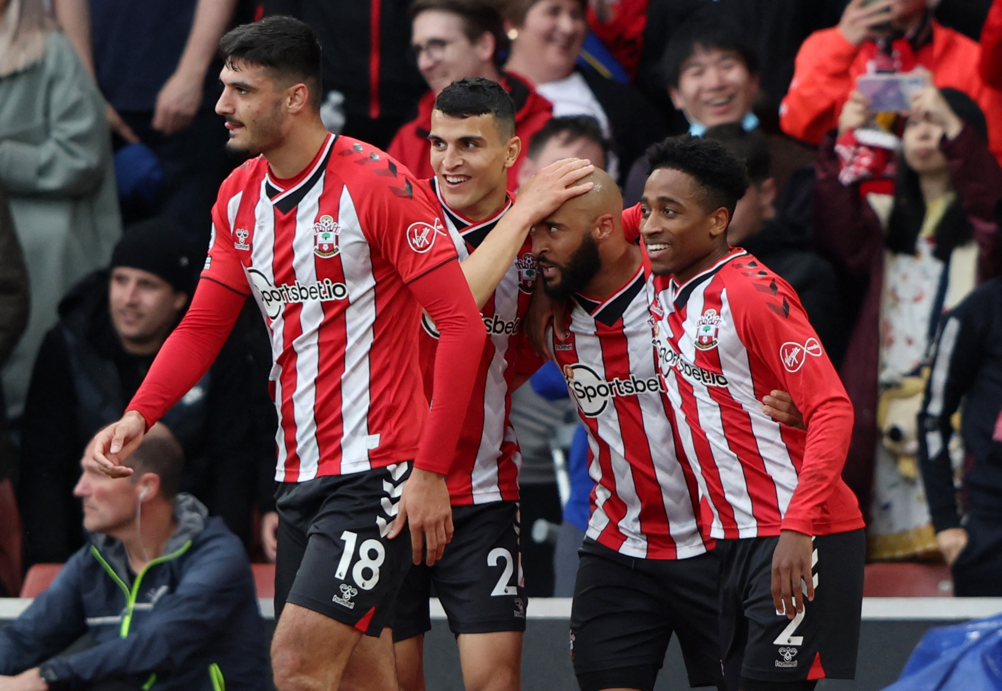 半场战报：阿森纳1-0布拉格斯拉维亚，萨卡点射