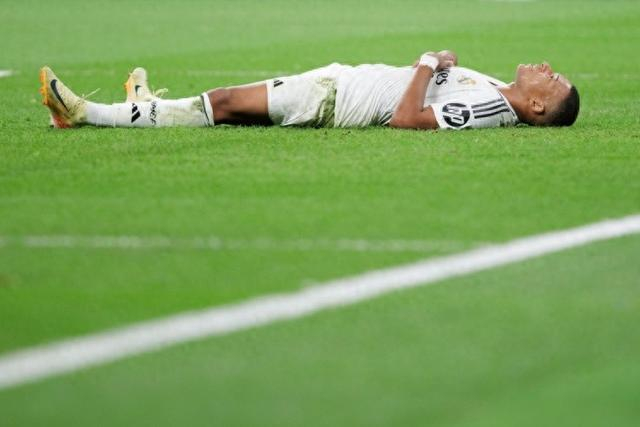 登贝莱社媒祝福阿什拉夫当选非洲足球先生：是你应得的，兄弟（登贝莱社媒发文恭喜阿什拉夫荣膺非洲足球先生：你当之无愧，兄弟）