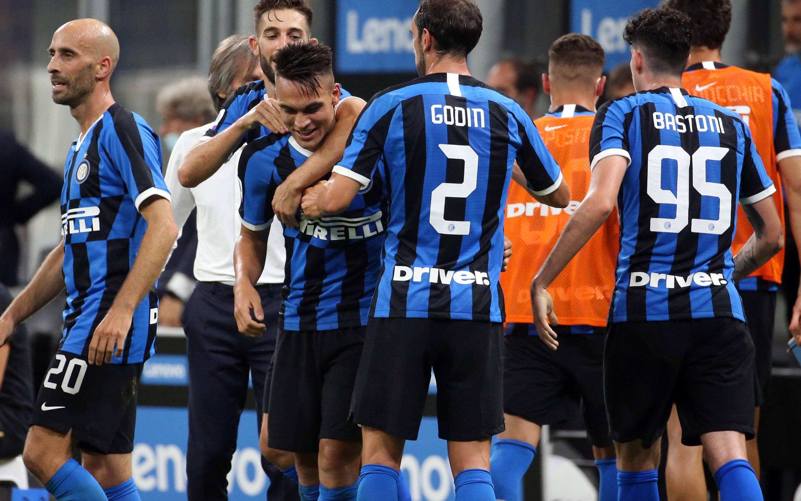 足球中超新外援亮相，身体对抗惊人（中超新外援首秀，身体对抗震撼全场）