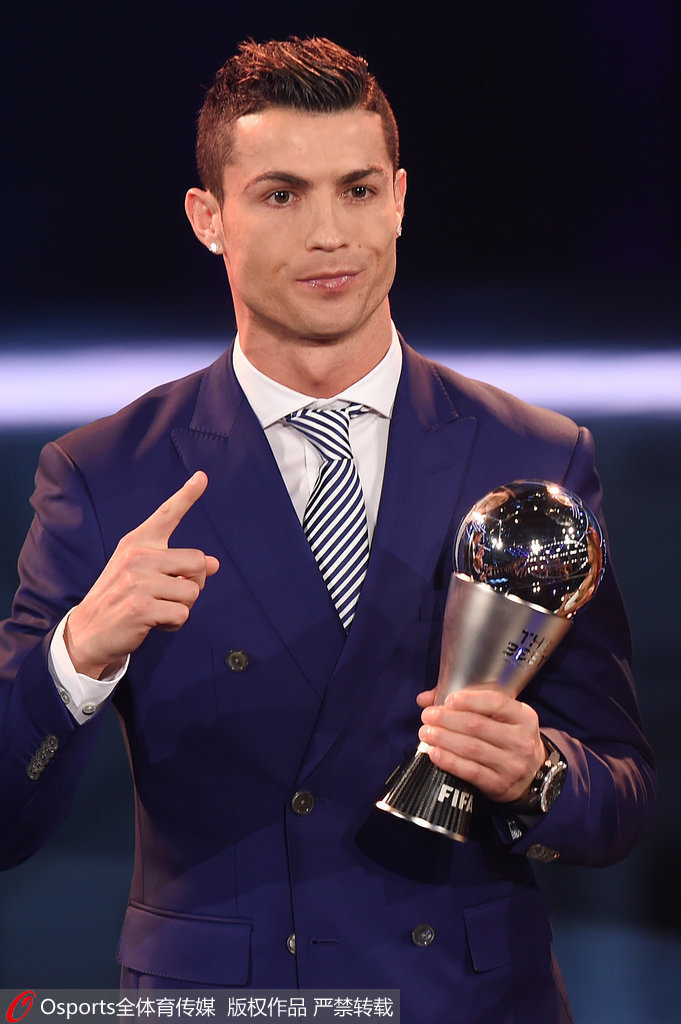 C罗被罚下后，爱尔兰一酒吧盛况：球迷鼓掌庆祝+击掌拥抱