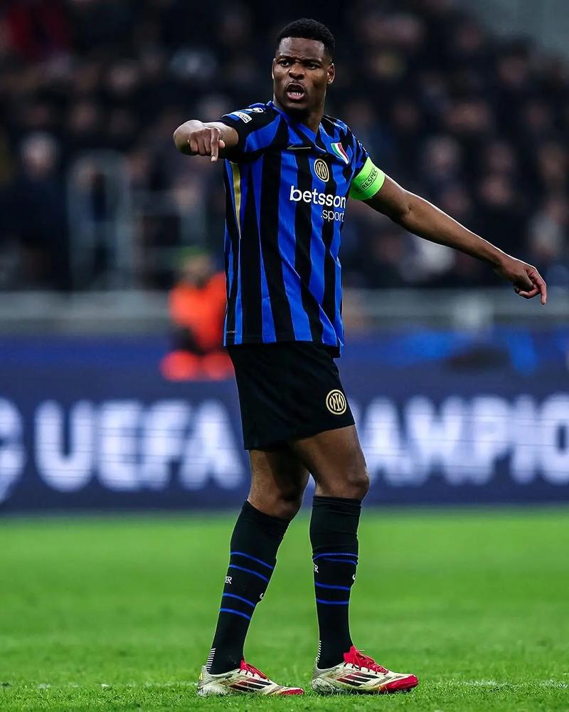 拜仁官方：于帕梅卡诺未进入本轮名单，是因为负荷管理轮休