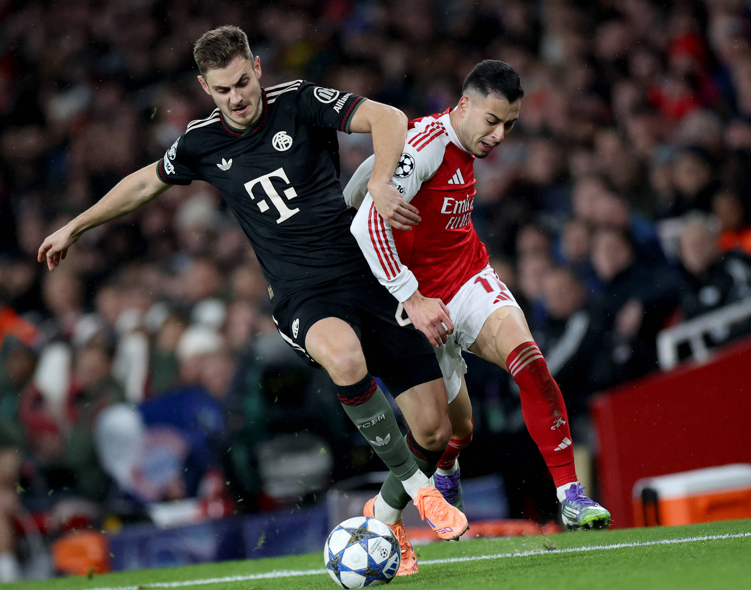 收到国足纪念球衣，尹鸿博：感谢祖国，为国出战是最大骄傲（获赠国足纪念球衣，尹鸿博致谢祖国：为国出战是我最大的荣耀）