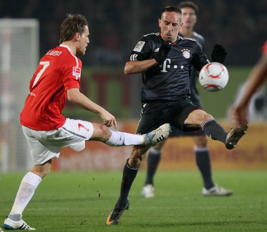 欧冠：拜仁客场3-2险胜萨格勒布迪纳摩（欧冠赛场：拜仁客场3比2险胜萨格勒布迪纳摩）