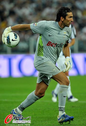 前阿森纳与切尔西后卫赞Declan Rice是顶级中场，却认为巴黎圣日耳曼的Vitinha更胜一筹（前阿森纳、切尔西后卫称赖斯已是顶级中场，但更看好巴黎的维蒂尼亚）