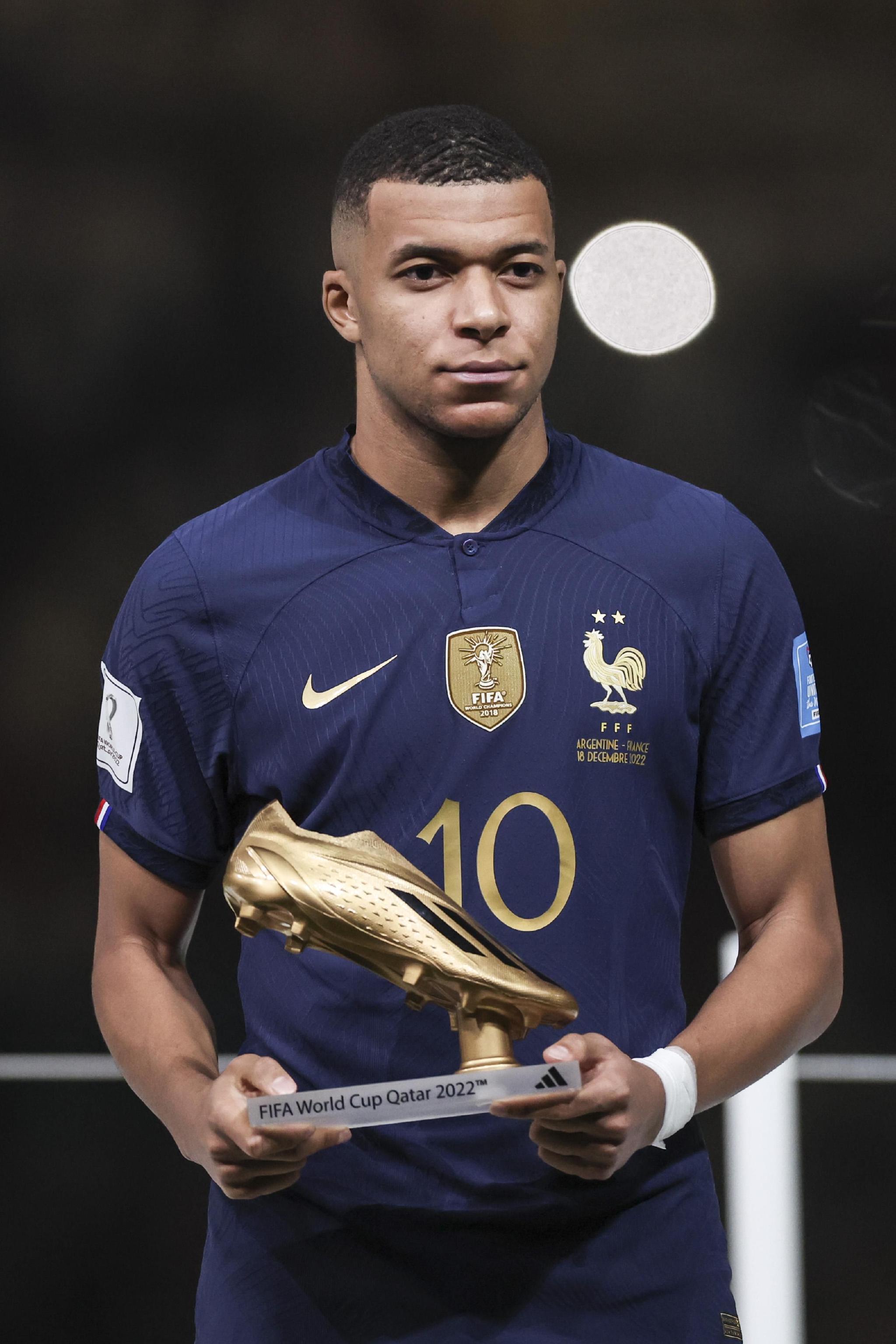 吉拉西多特生涯欧冠已打入15球，队史仅次于罗伊斯和莱万（吉拉西欧冠累计15球，在多特队史仅逊罗伊斯与莱万）