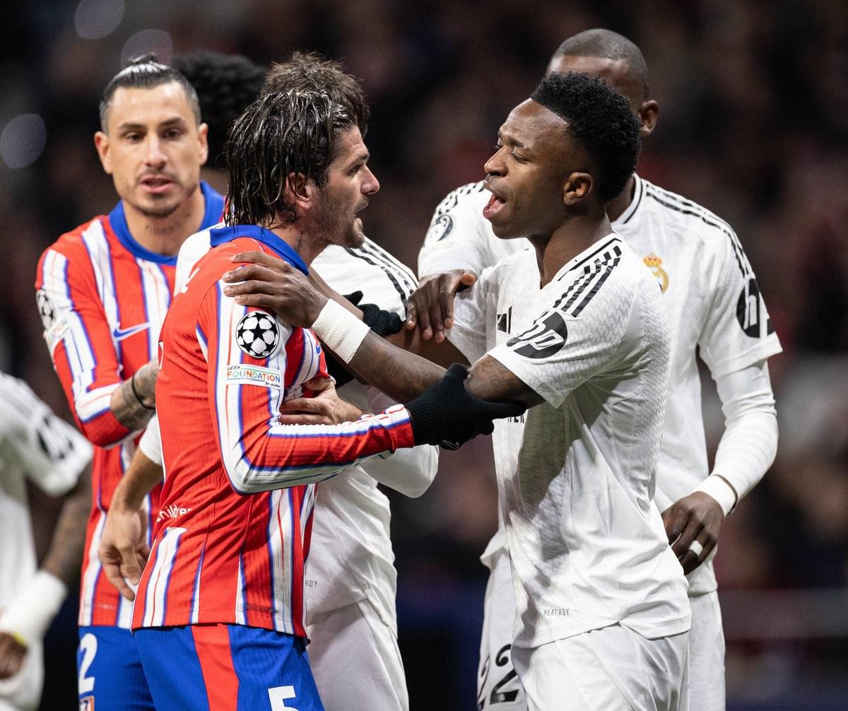 德甲半场：费尔南德斯连送精彩扑救，奥格斯堡0-0汉堡（德甲半场：费尔南德斯连连神扑，奥格斯堡与汉堡互交白卷）