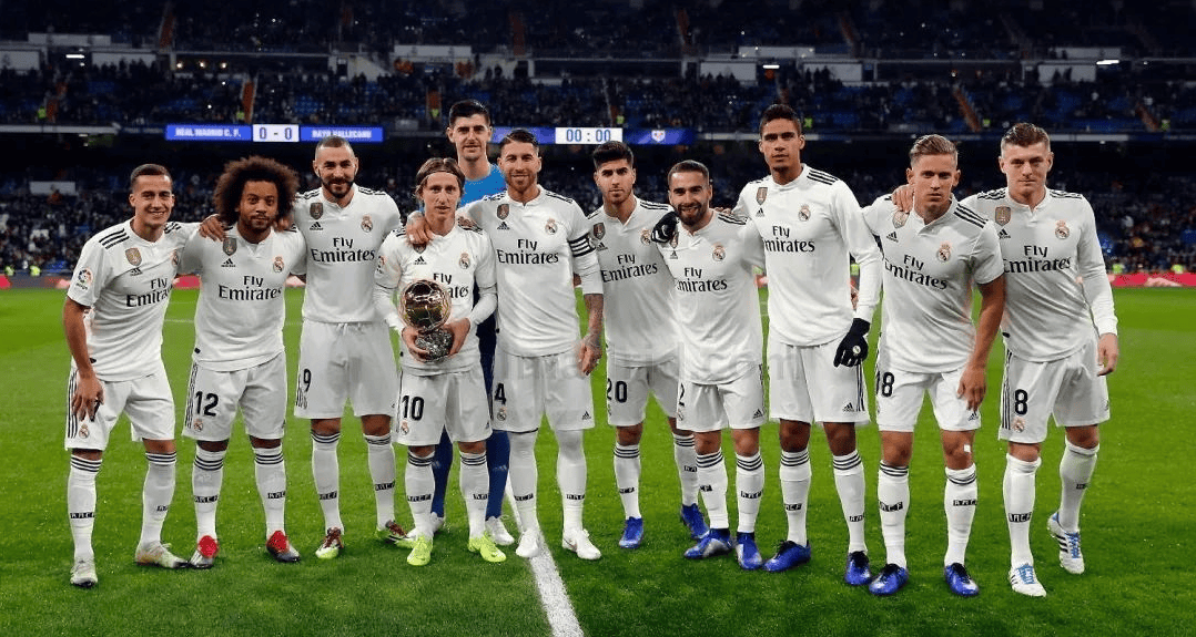 疑似拉倒巴恩斯未吹罚犯规，詹姆斯：我只是碰了他，没拉他（被质疑拉倒巴恩斯未判犯规，詹姆斯回应：只是碰到并非拉人）