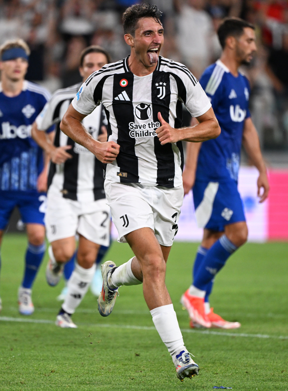 篮球湖人新秀完成生涯首次双双