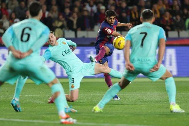 一场5-3逆转，让巴萨甩开2大争冠对手！创造历史：加冕西甲第3队（5-3翻盘之夜，巴萨甩开两大争冠劲敌！载入史册：加冕西甲第三队）