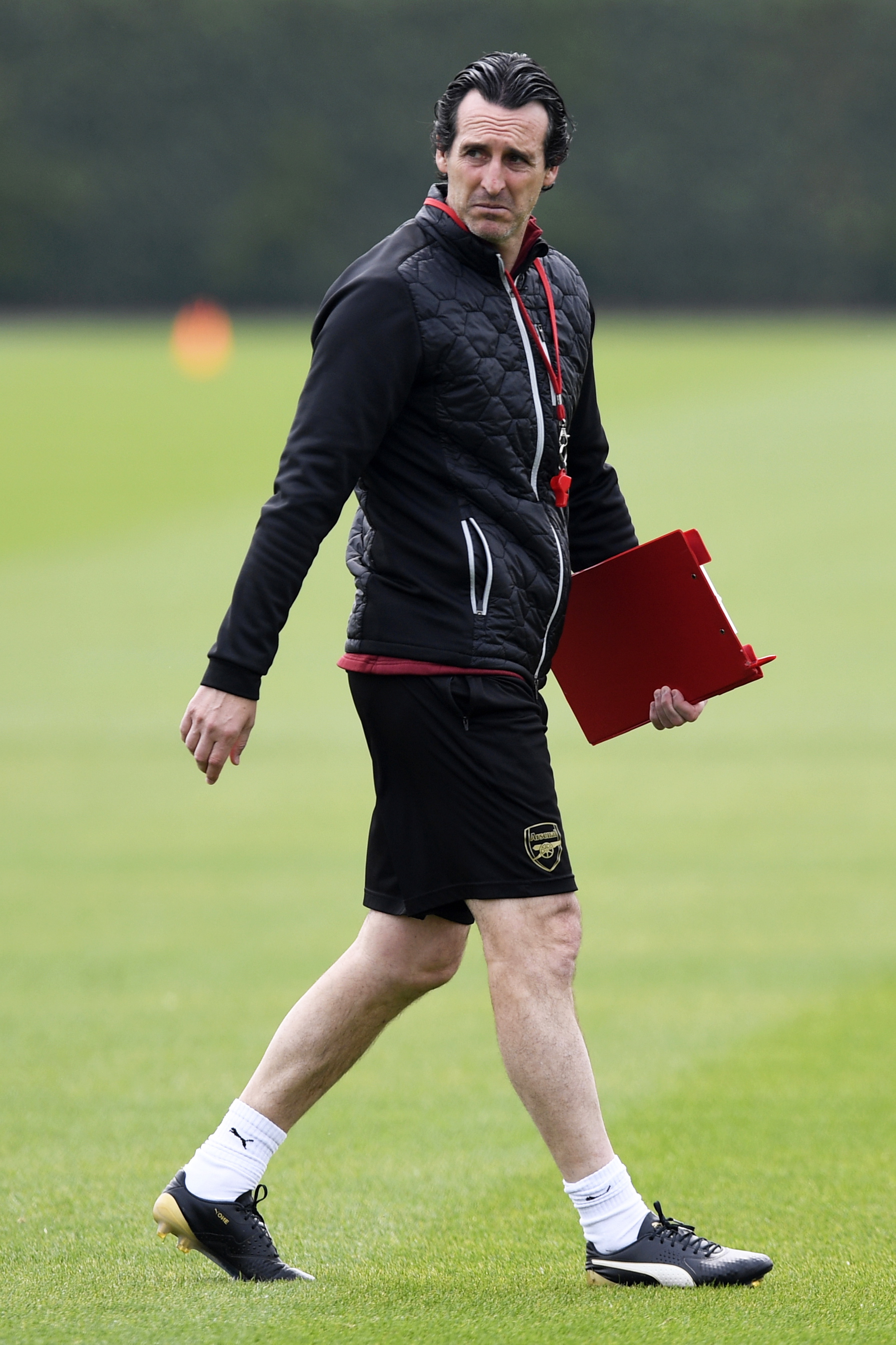 青训小将破门后被队友高高举起